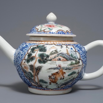 Een Chinese famille rose theepot met deksel, Yongzheng