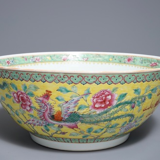 Un bol en porcelaine de Chine famille rose sur fond jaune pour le marché Straits ou Peranakan, marque et époque de Guangxu