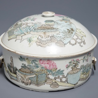 A round Chinese qianjiang cai tureen and cover, 19/20th C.