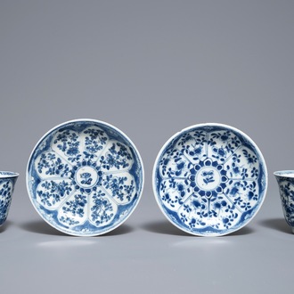 Een paar Chinese blauwwitte koppen en schotels met Johanneum merken, Kangxi