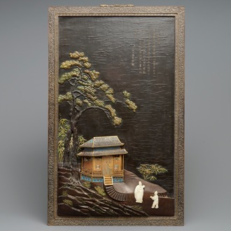 Een Chinees houten lakwerk paneel met oplegwerk van cloisonné, ivoor en jade, 18e eeuw