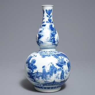 Un vase de forme double gourde en porcelaine de Chine bleu et blanc, époque Transition