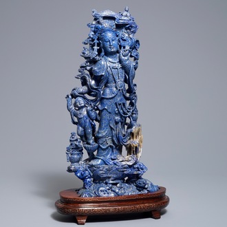 Een grote Chinese figuur van Guanyin in lapis lazuli, 20e eeuw