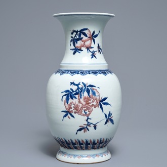 Un vase en porcelaine de Chine bleu, blanc et rouge à décor 'sanduo', 19/20ème