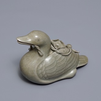 Un compte-gouttes en forme de canard en porcelaine céladon, Corée, 19/20ème