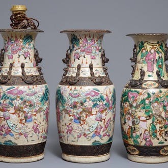 Trois vases en porcelaine de Chine famille rose dit "de Nankin", 19ème