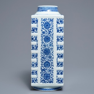 Un vase de forme cong en porcelaine de Chine bleu et blanc, marque de Qianlong, 19/20ème