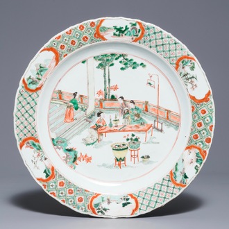 Un plat en porcelaine de Chine famille verte à décor de femmes, Kangxi