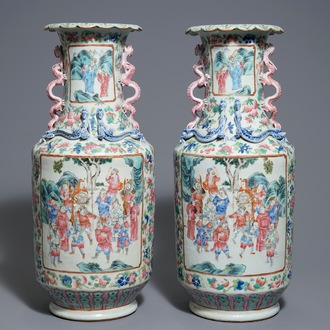 Une paire de vases en porcelaine de Chine famille rose aux anses en forme de dragons, 19ème