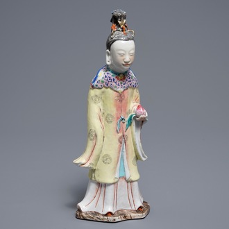 Une figure de Magu en porcelaine de Chine famille rose, Qianlong