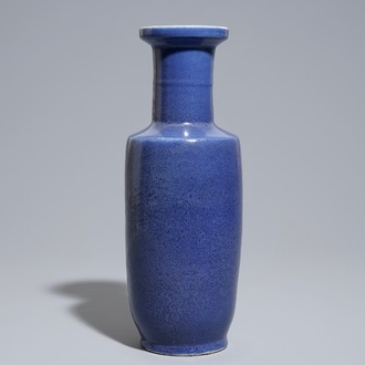 A Chinese monochrome blue rouleau vase, 19/20th C.