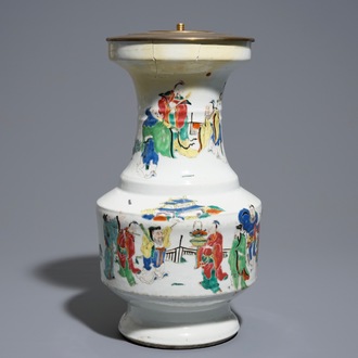 Un vase en porcelaine de Chine famille rose à décor d'Immortels, Yongzheng