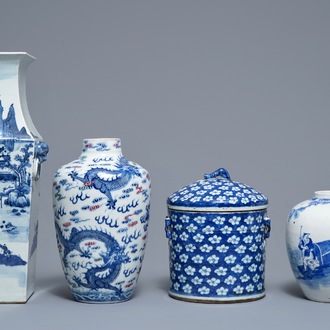Trois vases et un pot couvert en porcelaine de Chine bleu et blanc, 19/20ème