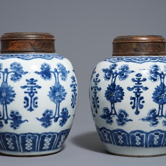 A pair of Chinese blue and white jars and wooden covers, 18/19th C.