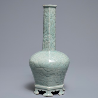 Een Koreaanse celadon vaas met onderglazuur floraal decor, Goryeo of later