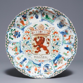 Un plat en porcelaine de Chine famille verte aux armes d'Hollande, Kangxi/Yongzheng