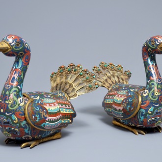 Een paar Chinese cloisonné wierookbranders in de vorm van pauwen met ingelegd en verguld zilver, 19e eeuw