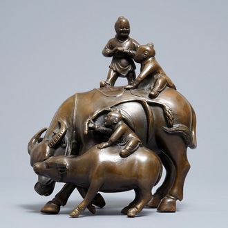 Un groupe en bronze de trois garçons sur deux buffles, Chine, 19ème
