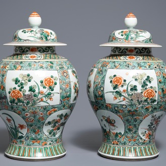 Une paire de vases couverts en porcelaine de Chine famille verte, 19/20ème