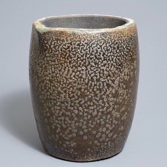 A large Japanese salt glaze stoneware pouring vessel, Meiji/Showa, 19/20th C.