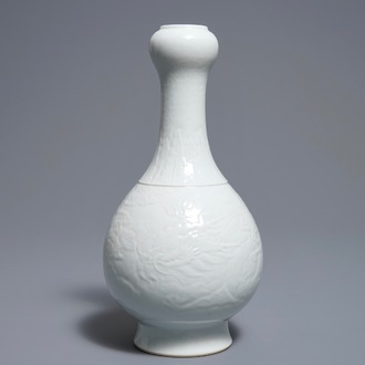 Een Chinese blanc de Chine vaas met onderglazuur drakendecor, Qianlong merk, 19/20e eeuw