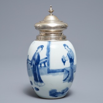 Une boîte à thé en porcelaine de Chine bleu et blanc à monture en argent, Kangxi