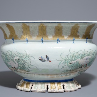 Een zeldzaam Chinees famille rose Pronk-stijl bassin, Qianlong, ca. 1740