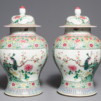 Een paar Chinese famille rose dekselvazen met vogels en bloemen, Qianlong merk, 19e eeuw