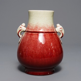 Un vase de forme hu en porcelaine de Chine langyao, Qianlong