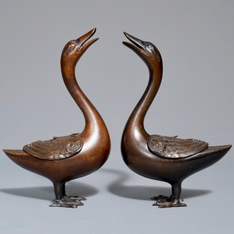 Une paire de brûle-parfums en forme de canards en bronze, Chine, 18ème