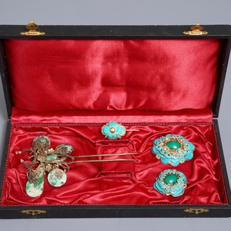 Quatre ornements en argent, jade et plumes de martin-pêcheur, Chine, 19/20ème