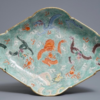 Une coupe sur piedouche en porcelaine de Chine à décor de dragons, marque et époque de Jiaqing