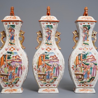Trois vases couverts en porcelaine de Chine famille rose à décor mandarin, Qianlong
