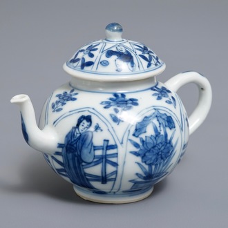 Une théière couverte en porcelaine de Chine bleu et blanc, Kangxi