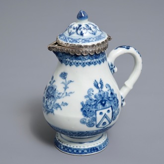 Een Chinees blauwwit wapendecor kannetje met zilveren montuur, Qianlong