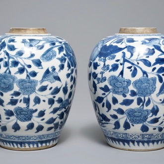 Een paar Chinese blauwwitte gemberpotten met floraal decor, Kangxi