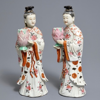 Une paire de bougeoirs en forme de femmes en porcelaine de Chine famille rose, Qianlong