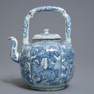 A Chinese blue and white kraak porcelain wine jug and cover, Wanli