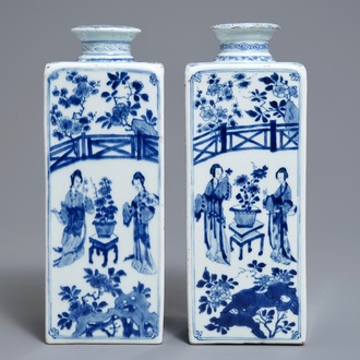 Une paire de boîtes à thé en porcelaine de Chine bleu et blanc, marque Yu, Kangxi