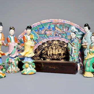 Un éventail et sa boîte en papier et laque et six figures en porcelaine de Chine, 19/20ème