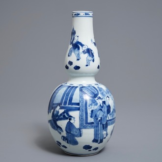 Un vase de forme double gourde en porcelaine de Chine bleu et blanc, Kangxi