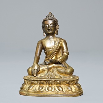 Een Sino-Tibetaanse verguld bronzen figuur van Buddha Shakyamuni, 18e eeuw