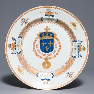 Un grand plat en porcelaine de Chine du service du Roi de France Louis XV, Yongzheng, vers 1732