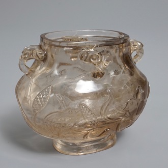 Un vase de forme hu en cristal de rocher sculpté, Chine, 18/19ème