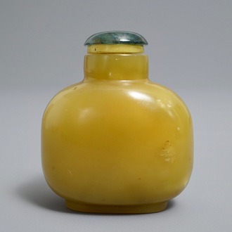 A Chinese yellow jade snuff bottle, 18th C.