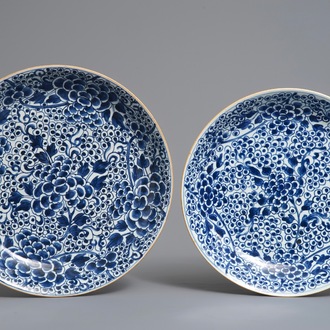 Deux plats en porcelaine de Chine bleu et blanc à décor de pivoines, Kangxi