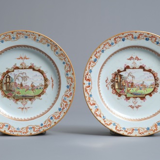 Een paar Chinese Meissen-stijl borden met een jachtscène, Qianlong