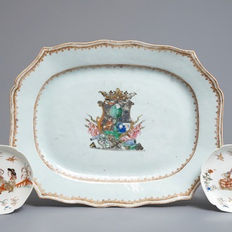 Un plat armorié et deux soucoupes d'après Pronk en porcelaine de Chine famille rose, Yongzheng/Qianlong