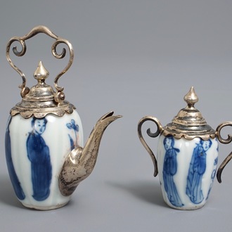 Twee Chinese blauwwitte miniaturen met zilver montuur, Kangxi