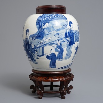 Un pot en porcelaine de Chine bleu et blanc à décor de longues dames et garçons, Kangxi